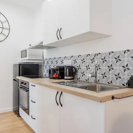 Modern - 2br-6p - République *