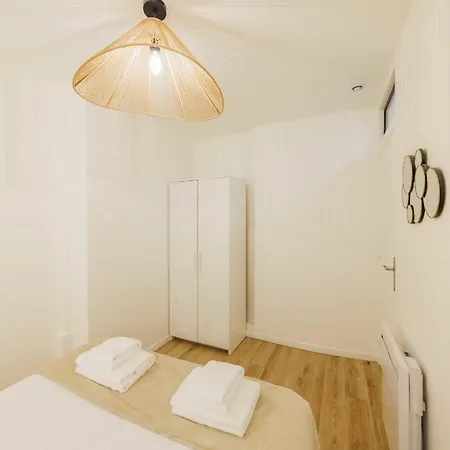 Modern - 2br-6p - République *