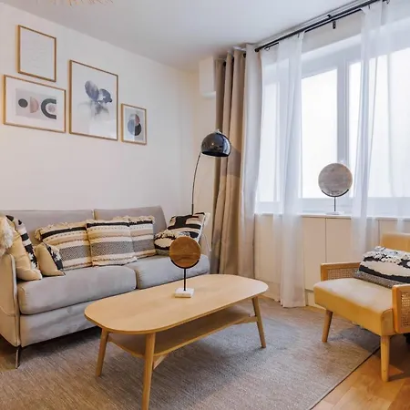 Modern - 2br-6p - Republique