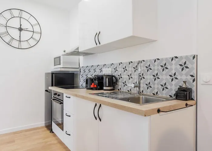 Modern - 2br-6p - Republique *