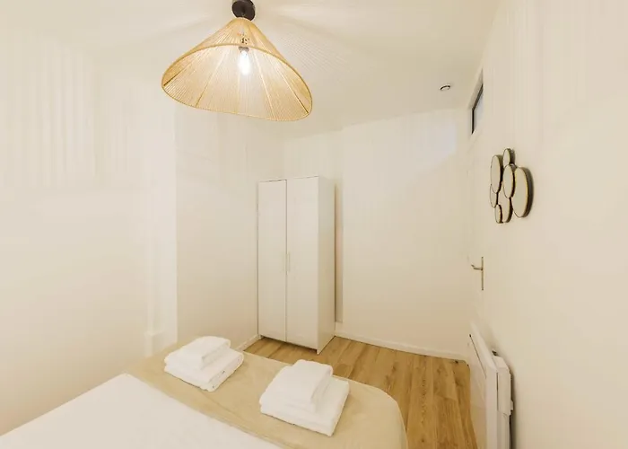 Modern - 2br-6p - Republique *