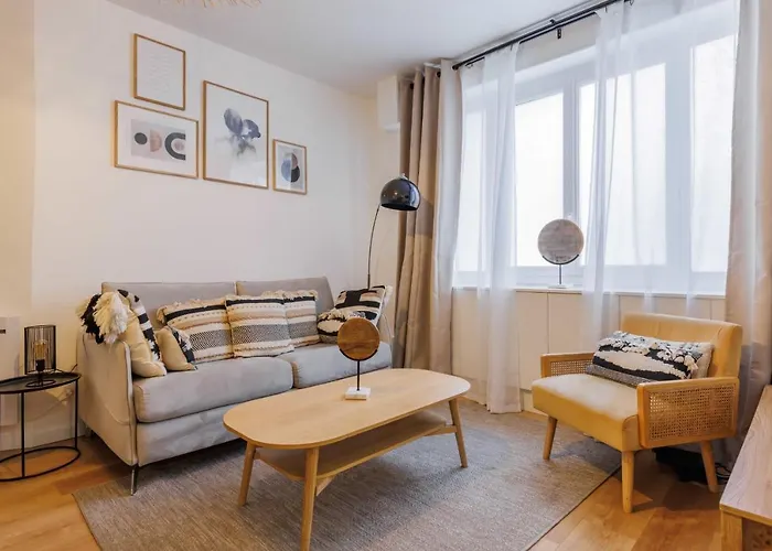 Modern - 2br-6p - Republique